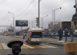Перевернувшемуся воронежскому водителю пообещали штраф за «парковку на пешеходнике»