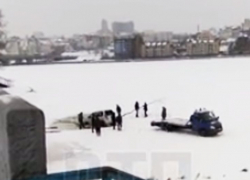 На видео попало, как иномарка ушла под лед на Воронежском водохранилище