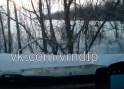 Вылет с трассы под Воронежем сняли на видео от первого лица