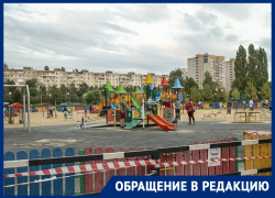 Воронежцы массово прорвались на закрытую детскую площадку у ТРК, сломав забор 