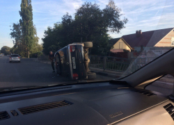 В Воронеже внедорожник влетел в дорожное ограждение и перевернулся