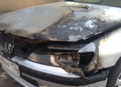 Сгоревший Peugeot москвича сняли на фото в Воронеже