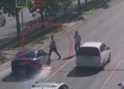 Момент жесткого наезда на пешехода попал на видео в Воронеже 