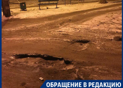 Воронежцы вынуждены объезжать опасные выбоины на дороге по детской площадке