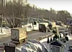 На видео попало, как фура сносит легковушку в Воронеже 