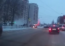 ДТП, в котором светофор спас воронежцев, сняли на видео