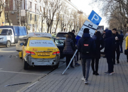 Массовое ДТП устроило такси на платной парковке в центре Воронежа