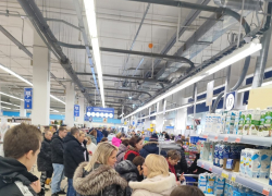 Новогодняя очередь за продуктами потрясла воронежцев