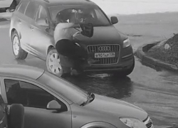 На видео попало, как воронежец сбил женщину во дворе многоэтажки 