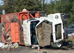 Мусоровоз упал на велосипедиста после столкновения с «Ладой» в Воронежской области 