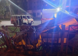 Таксист снес дерево и перевернулся в оживленном районе Воронежа