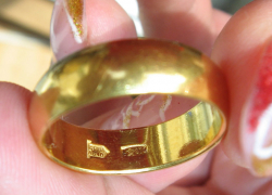 Воронежская хуторянка купила внучке кольцо из цветного металла за 8 тыс рублей