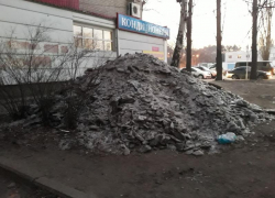 "С дороги убрали же", – большая куча из фекального льда возмутила воронежцев