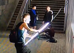 Неадекватный кураж молодежи в подземном переходе сняла камера в Воронеже