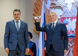 Сломанную руку воронежского экс-губернатора заметили на инаугурации Александра Гусева