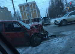 Жуткие последствия ДТП на перекрестке сфотографировали в Воронеже