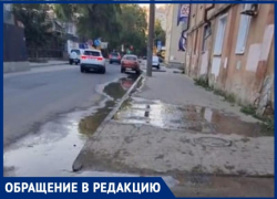Коммунальный ручеек пробурил стену дома в центре Воронежа
