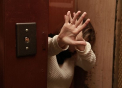 В Воронеже пьяный насильник на угнанном скутере выследил девушку и напал на нее в подъезде