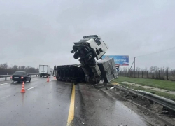 Большегруз встал на дыбы после падения на трассе под Воронежем: опубликовано фото