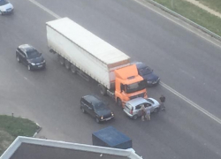 Загадочное перпендикулярное столкновение фуры и легковушки попало на фото в Воронеже