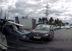 Момент столкновения Volkswagen и ВАЗ попал на видео в Воронеже