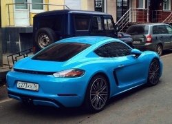 Ярко-голубой Porsche Cayman победил серость воронежских улиц