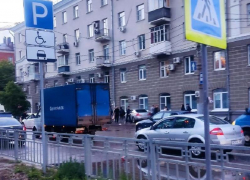 Девушку сбил вылетевший с мокрой дороги Nissan на остановке в Воронеже