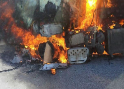 Горящий "КамАЗ" создал жуткую пробку под Воронежем