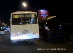  На видео сняли, как у трактора отвалилось колесо при движении в Воронеже