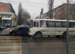 Маршрутка уничтожила легковушку на перекрестке в Воронеже