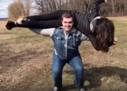 Удивительные спортивные упражнения показал воронежец, используя жену вместо штанги 