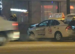 В массовом ДТП с участием такси в центре Воронежа пострадали люди