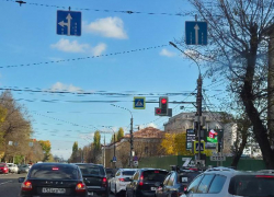 Новые знаки появились на 9 Января в Воронеже: с левой полосы можно ехать прямо 