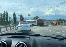 Две фуры и автобус перегородили дорогу после ДТП под Воронежем