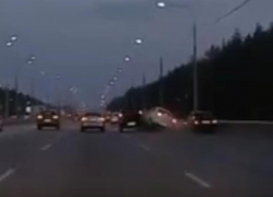 Машина с горящими стоп-сигналами на полном ходу спровоцировала двойную аварию в Воронеже 