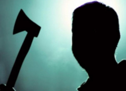 Неадекватный воронежец с топором устроил дебош в «Пятерочке», а после умер в наручниках