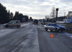 Пенсионер на иномарке протаранил девушку на авто в воронежском селе