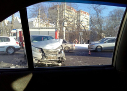 Воронеж встал в пробках из-за аварии с иномарками на улице Шишкова 