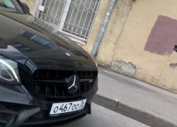 «Блатным закон не писан»: смелые маневры «Мерседеса» попали на видео в Воронеже 