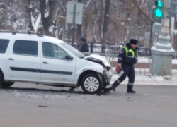 Опубликовано фото абсурдного новогоднего ДТП в центре Воронежа