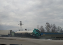Взорвавшееся колесо перевернуло фуру под Воронежем