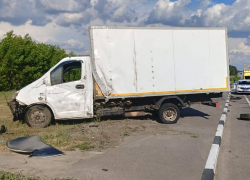 «Газель» врезалась в стоящий автомобиль в Воронежской области