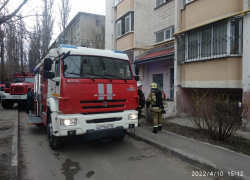 14 человек эвакуировали из воронежской многоэтажки из-за загоревшихся электрощитков 