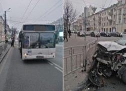 Автобус №90 столкнулся с иномаркой в центре Воронежа 