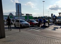 На парковке известного воронежского ТРЦ сбили пешехода