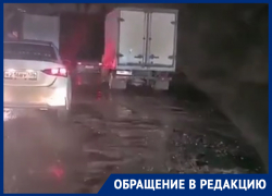 «Постоянные пробки»: разбитая дорога нервирует автомобилистов на левом берегу Воронежа 
