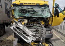 Последствия столкновения двух фур на трассе М-4 «Дон» показала воронежская полиция 