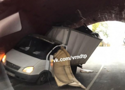 "Газель" застряла под историческим мостом в центре Воронежа