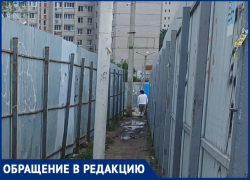 В узкий проход с коричневой жижей вынудили соваться воронежцев