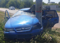 Daewoo Nexia намотало на столб в Воронежской области